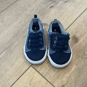 Wonder Nation boys boat shoes, size 4. Like new!